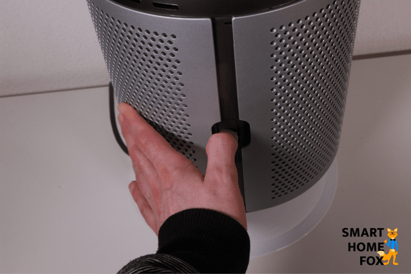 Die Verkleidung des Dyson Luftreinigers wird abgenommen